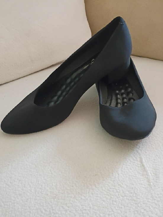 Ros Hommerson Shoes - New Condition Classic Black Low Block Heel Pump - Women